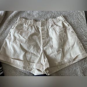 NWOT H&M khaki/cream loose fitting shorts (Large)